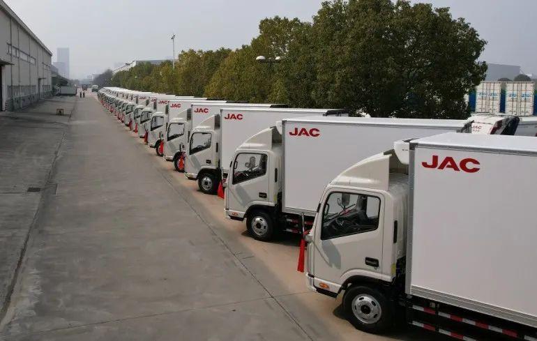 تسليم الشاحنات المبردة بالجملة إلى عميل رئيسي في الأردن